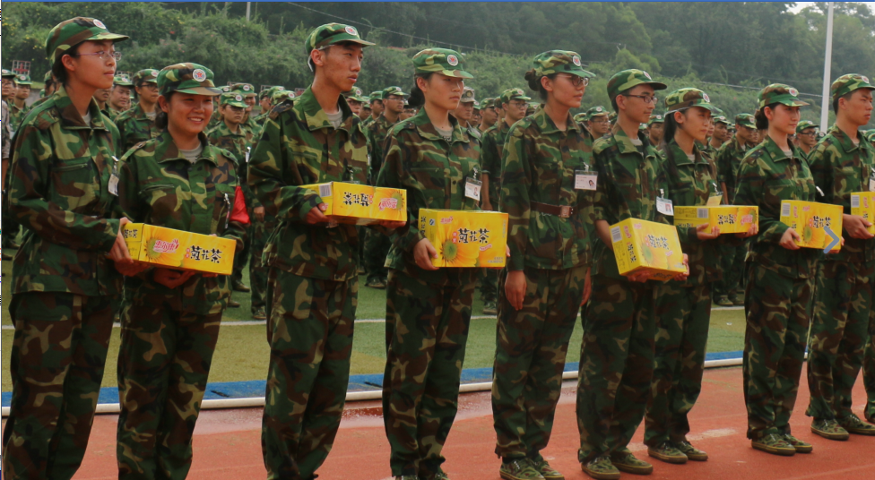 新生领取军训慰问品后合影