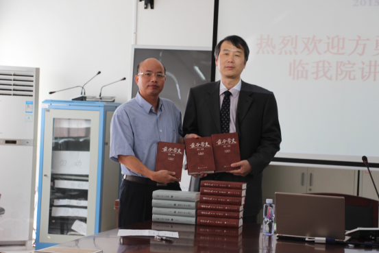 党委副书记张灯代表学院接受方教授赠书