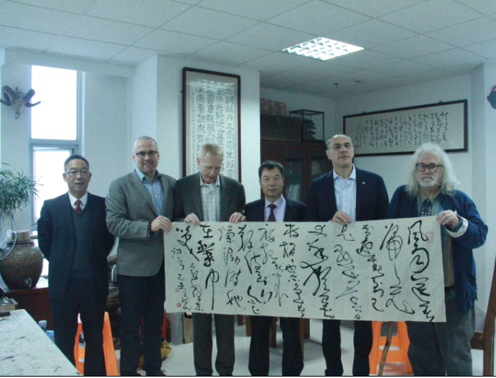 众人与书法合影