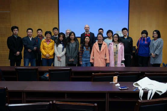 讲座和师生合影