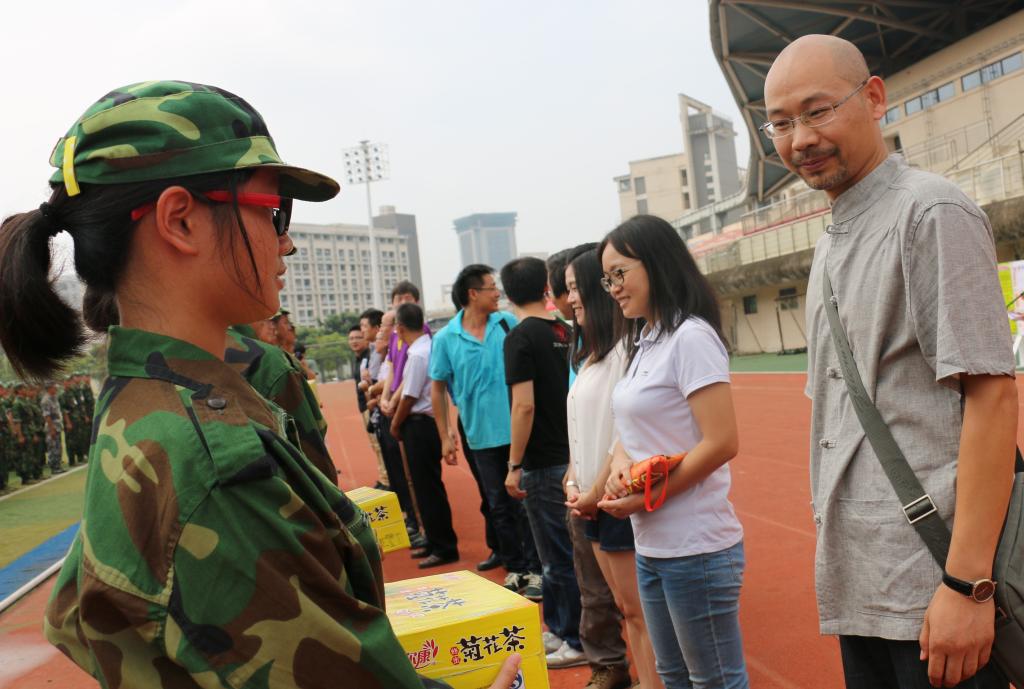 新生代表接受慰问品