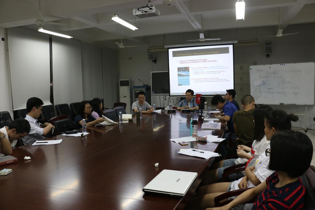 哲社学院师生聆听讲座