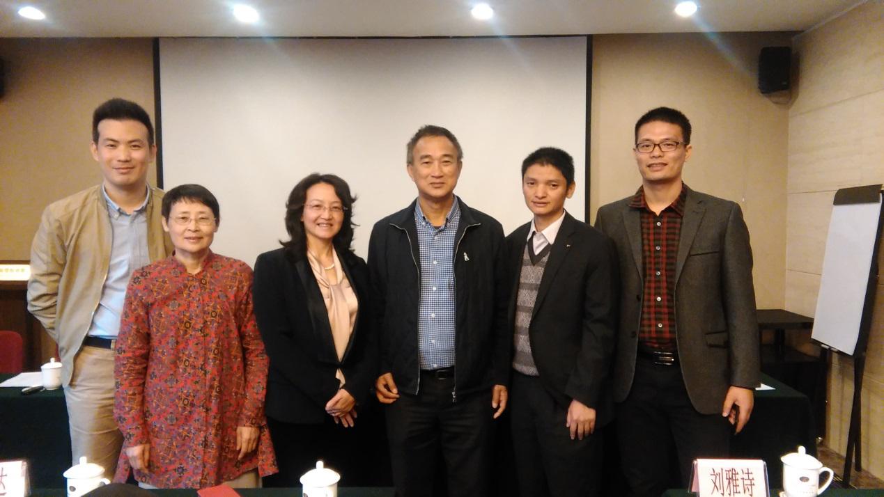 我校参会教师与中国社科院世宗所郑筱筠副所长在会上合影留念