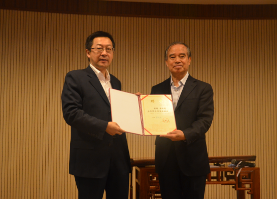 副校长徐西鹏为李祥霆先生颁发证书