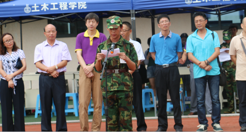 新生代表在发言