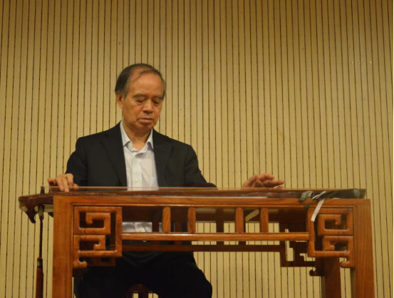 李祥霆教授在抚琴