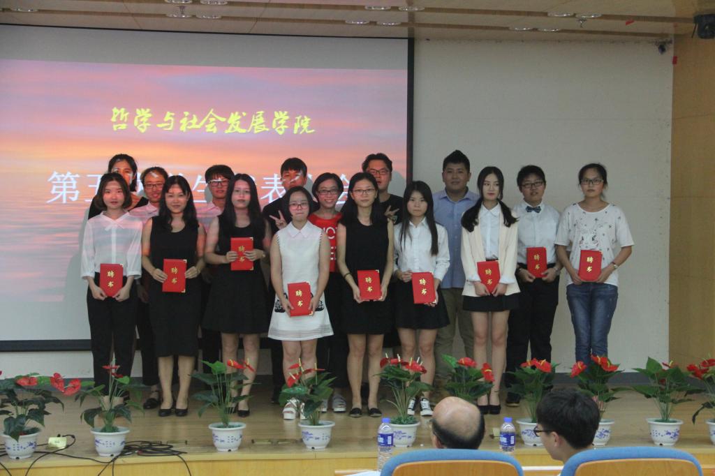 鞠芳老师给学生干部颁发聘书