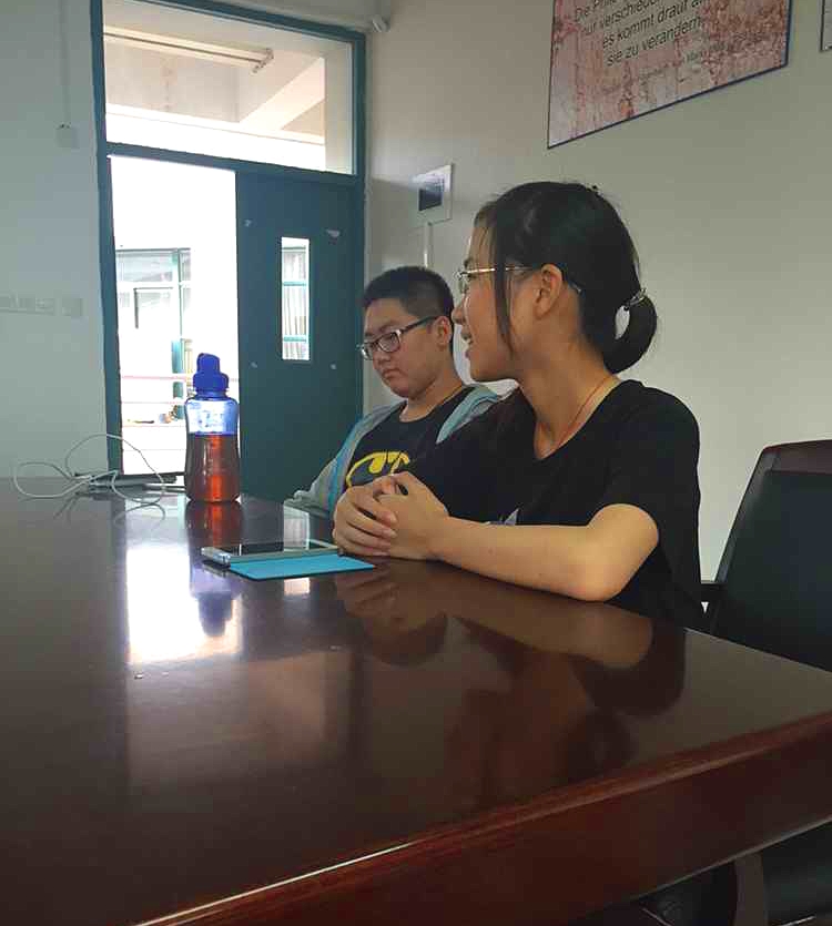 认真听讲座的学生