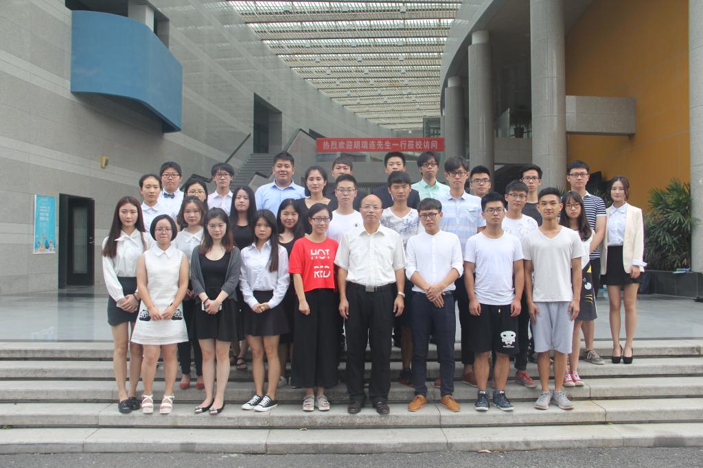 领导与来宾合影