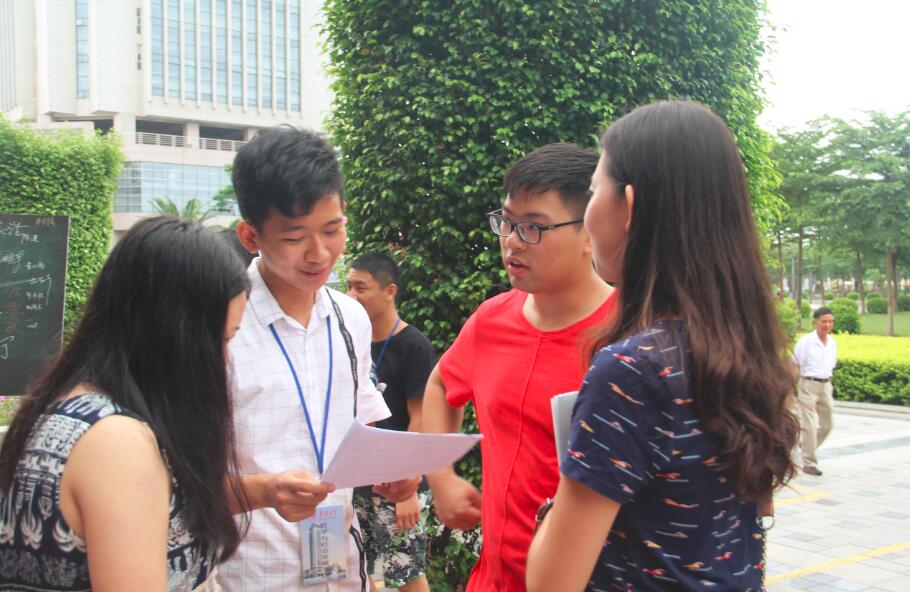 学生干部为新生解答疑问