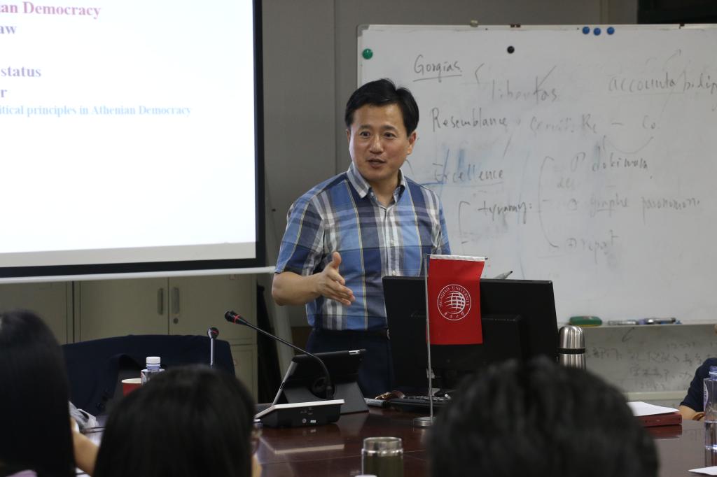 郭峻赫教授在讲座中