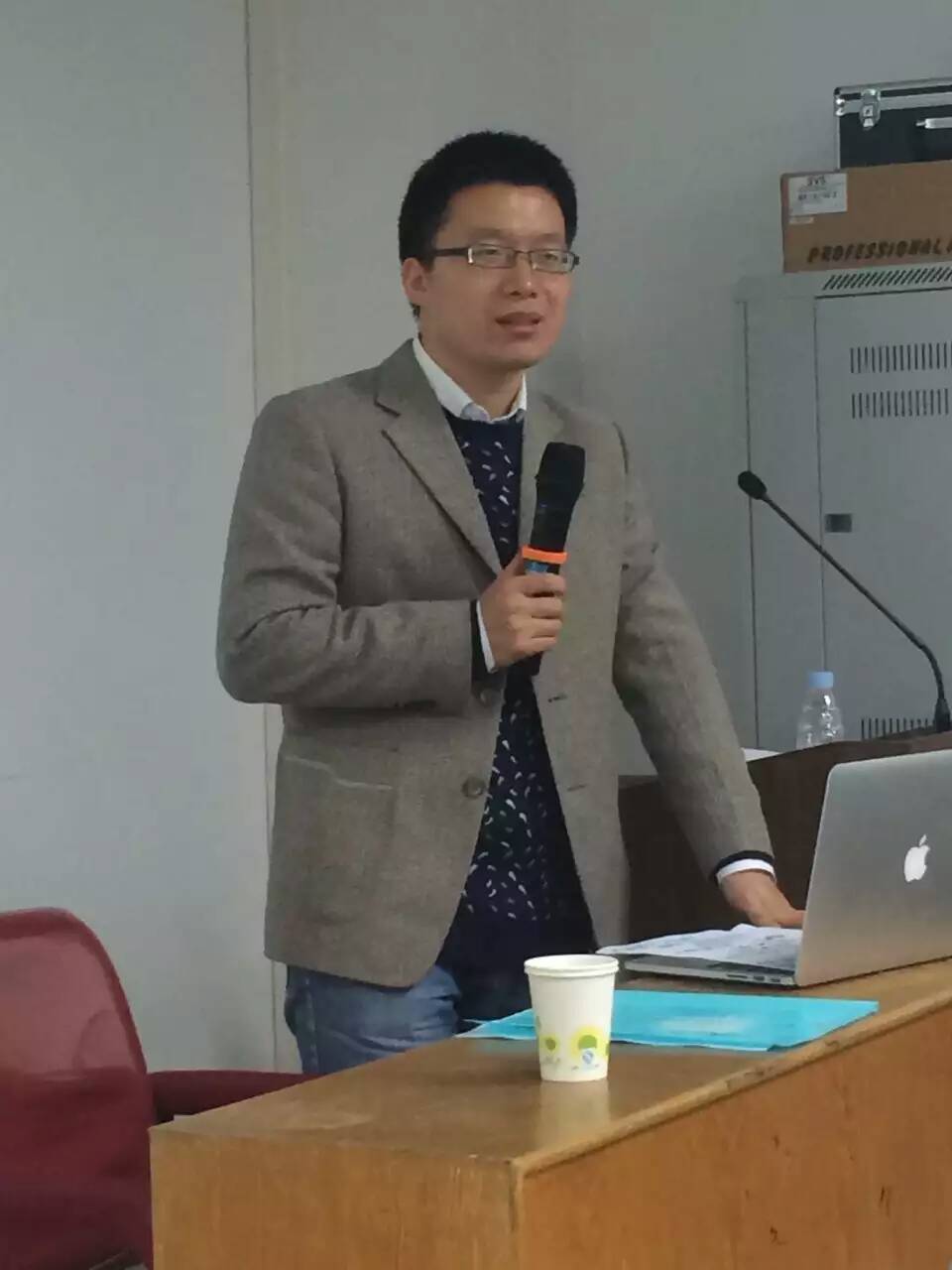 花威副教授在讲座现场