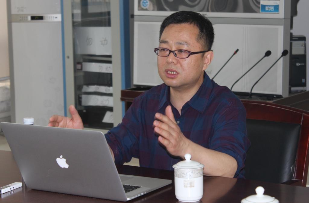 杜乃强博士在做讲座